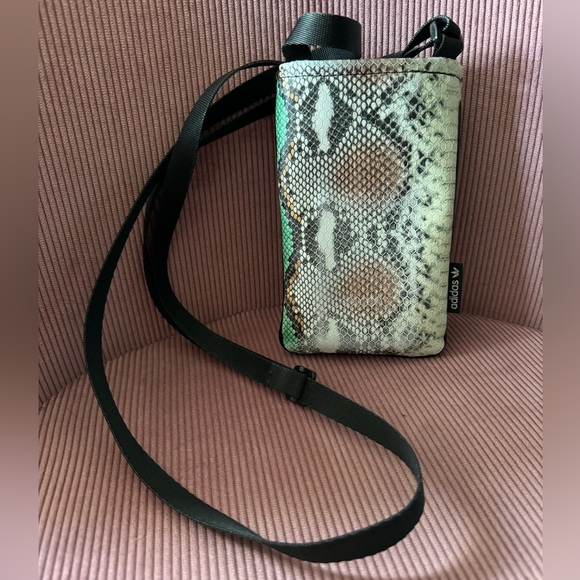 Adidas unisex snake print minimalist crossbody bag - Picture 2 of 4